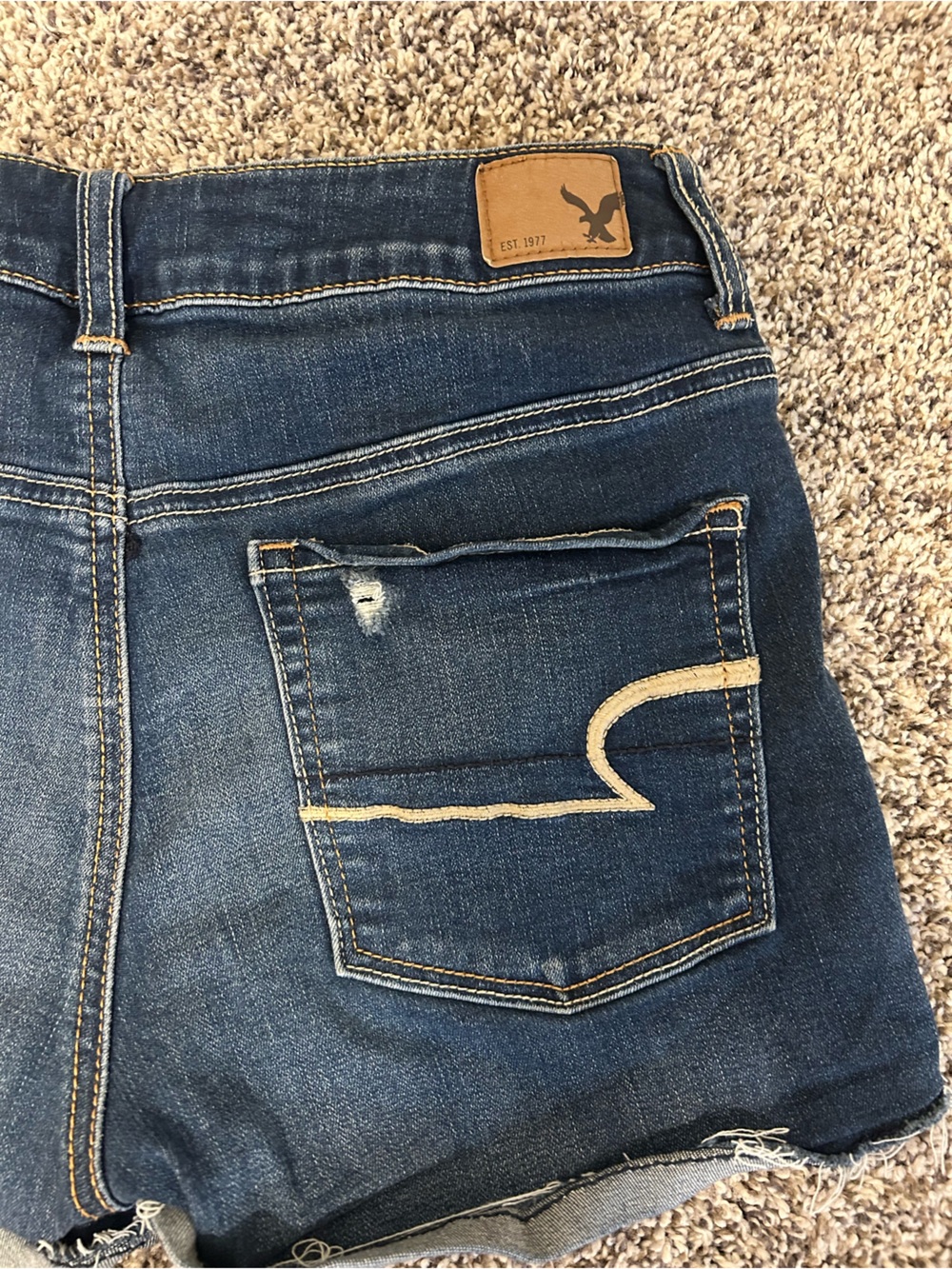 Women’s American Eagle Outfitters Dark Distressed Roll-Hem Denim Shorts, size 6 - Picture 7 of 12